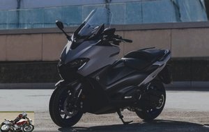Yamaha TMax 560 in its Icon Gray colorway