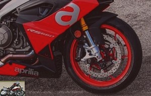 The aluminum rims are fitted with Pirelli Rosso Corsa II