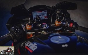 The cockpit of the RSV4 Factory