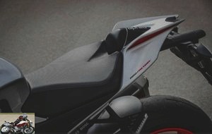 The saddle of the Aprilia Tuono V4 1100 Factory