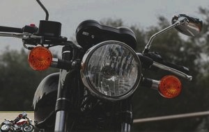 The round headlight of the Benelli Imperiale 400