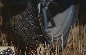 Dunlop Mutant tire vs original Bridgestone A41 tire