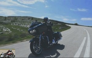 The Road Glide 107 in a curve