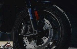 The front receives Brembo Monobloc 4-piston radial calipers