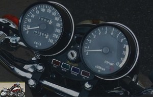 On the 74 model, a brake light indicator is integrated into the tachometer. Note also the notch between the counters intended to accommodate the key ring.