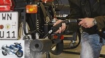 Clean the motorcycle with dry ice blasting