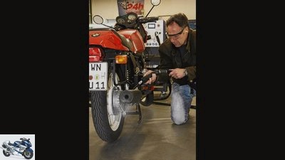 Clean the motorcycle with dry ice blasting