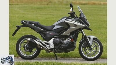 Mid-range crossover bikes in a comparison test