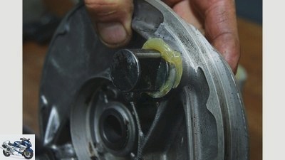 Motorcycle technology - maintaining drum brakes, part 1