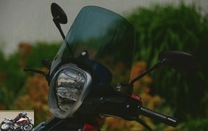 Front headlight topped with a non-adjustable but original bubble