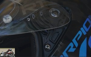 The helmet is fitted with the Ellip-Tec 2 screen mechanism