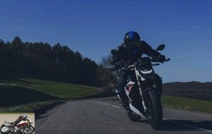Responsive, the S 1000 R remains very manoeuvrable and is not too lively