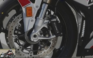 The Hayes front calipers of the BMW S1000RR