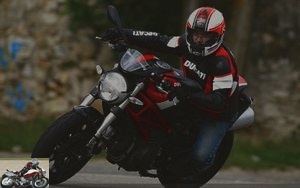Ducati Monster 796 attacking a corner