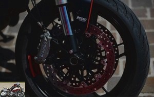 Double semi-floating 320 mm disc. Brembo M4.32 radially mounted four piston monobloc calipers. ABS as standard