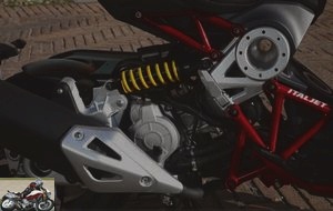 The single-cylinder 125 delivers 14.9 hp and 12.5 Nm