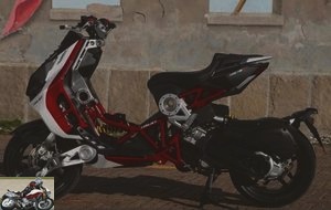 With its bare mechanics, the Dragster contrasts with 'conventional' scooters