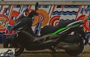 View of the left profile of the Kawasaki J300 scooter