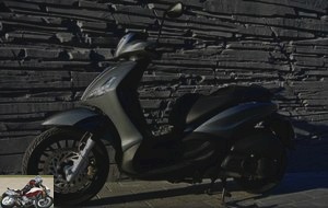 Side view cooter Piaggio Beverly 125