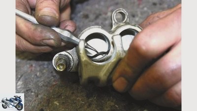 Adviser: repairing the brake caliper