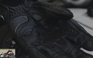 DXR Curbstones gloves are ventilated under the palm