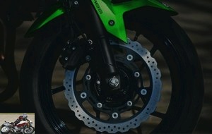 Single 310 mm petal disc. Caliper with double parallel pistons. ABS Nissin