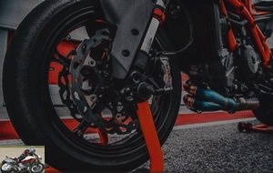 Equipped with Bridgestone S22, the KTM sported slicks for the track test