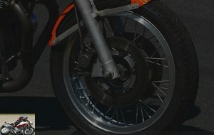 The front brakes lack a bit of bite compared to a Ducati 750SS with the same calipers