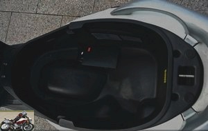 Piaggio Fly 125 trunk and scooter space