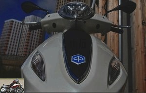 Front face with tie of the Piaggio Fly 125 scooter