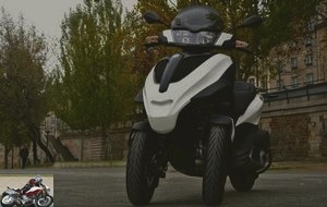 Front view of the Piaggio MP3 Yourban scooter