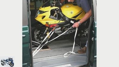 This is how it works: Transport the motorcycle