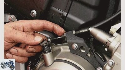 How to change the clutch on your motorcycle