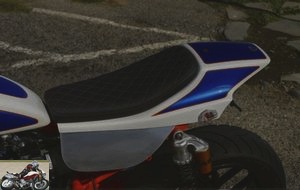 The padded saddle of the Street Tracker