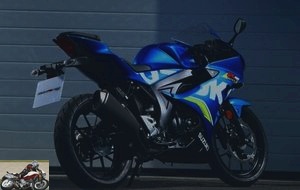 The 125 is also offered with the skin of the big GSX-R