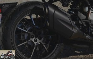 The 7-spoke rims are fitted with Michelin Power 2CT +