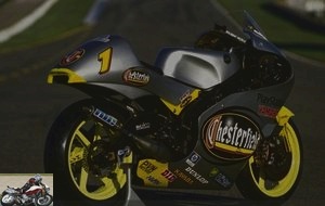 8 wins, 8 poles and 23 podiums, the YZR250 truly dominated the 2000 season