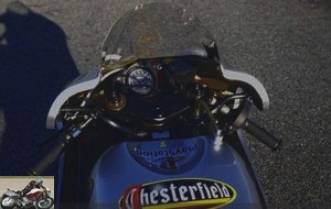 The enveloping fairing of the YZR250 provides good protection