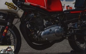 The 3-cylinder engine is based here on the addition of a cylinder to the Triumph twin