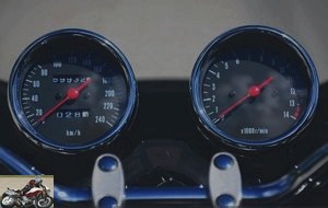 Analogue meters with red zone at 12,000 rpm