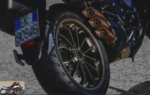 The rear rim is well put forward by the single-sided arm
