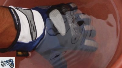 Test waterproof gloves