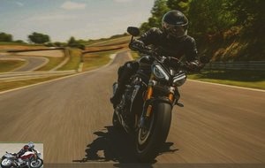 Triumph Speed ​​Triple 1200 RS test on expressway