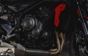 The three-cylinder is taken from the Street Triple S and derived from the old 675s