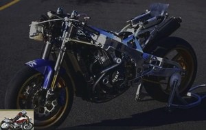 The chassis remains very light since the bike claims only 163 kg without gasoline