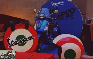 Vespa universe with T-Shiorts bag and jet helmet