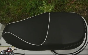 Vespa GTS 300 Super saddle