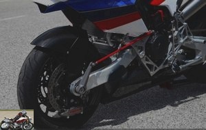 The front swingarm of the Vyrus