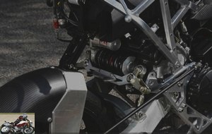 Atypical positioning of the front shock absorber