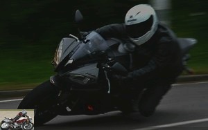 Yamaha R6 on track